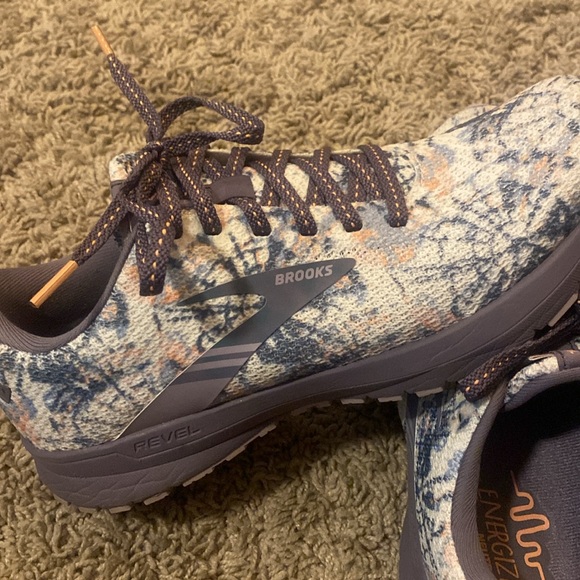 Like new Brooks running shoes - Picture 4 of 5